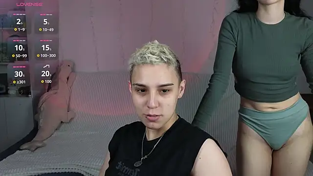 Snapshot of LuxuryLoverss chatting on June 7, 3:05 pm LuxuryLoverss online show from June 7, 3:05 pm