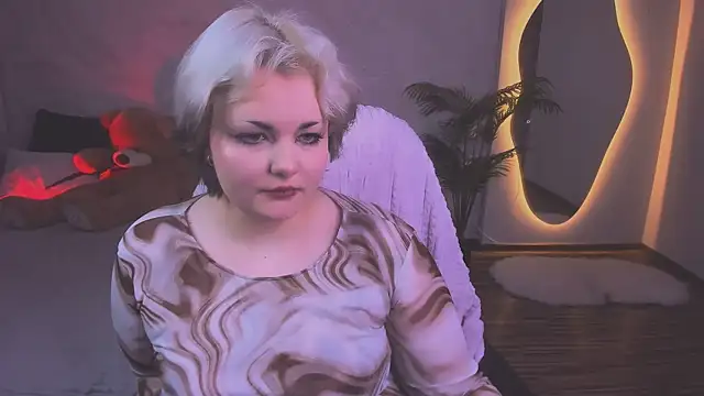 HwasaMoore online show from March 4, 8:37 pm