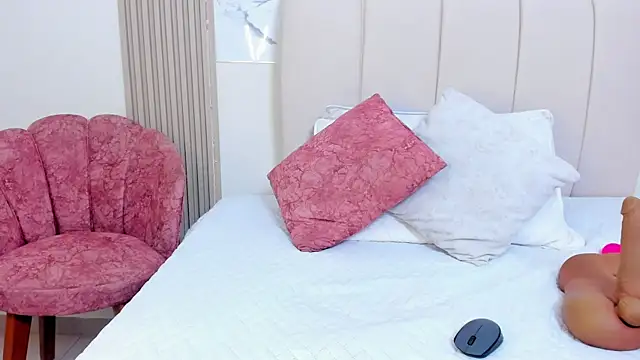 KissMeSara online show from July 28, 3:21 pm