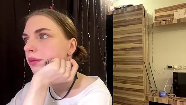 PollyDream online show from March 4, 7:25 am