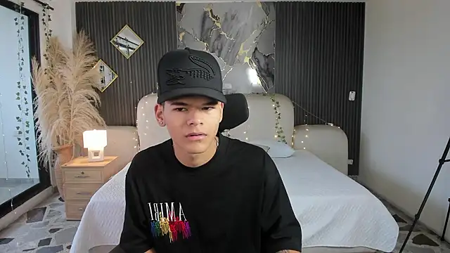 DylanRoyce  online show from March 7, 11:51 am