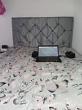 Snapshot of safiya__emira chatting on May 20, 2:23 pm safiya emira online show from May 20, 2:23 pm