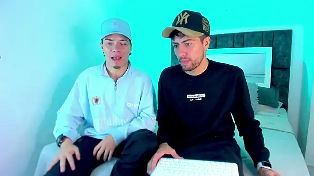 Snapshot of alex_and_christhoper chatting on March 10, 11:10 pm alex and christhoper online show from March 10, 11:10 pm