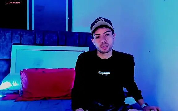 Snapshot of alex_and_christhoper chatting on March 17, 8:06 am alex and christhoper online show from March 17, 8:06 am