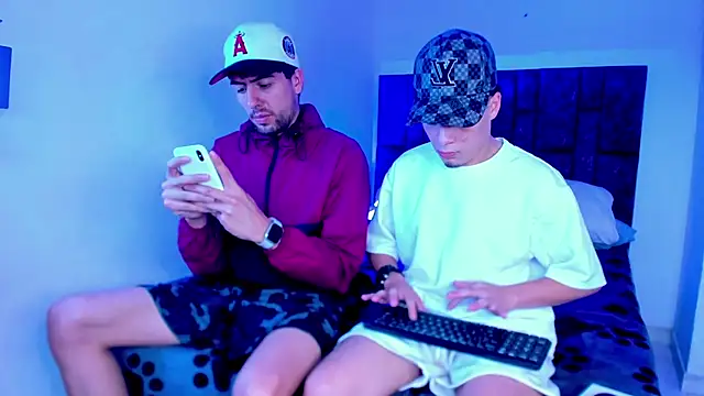 Snapshot of alex_and_christhoper chatting on March 27, 1:33 pm alex and christhoper online show from March 27, 1:33 pm