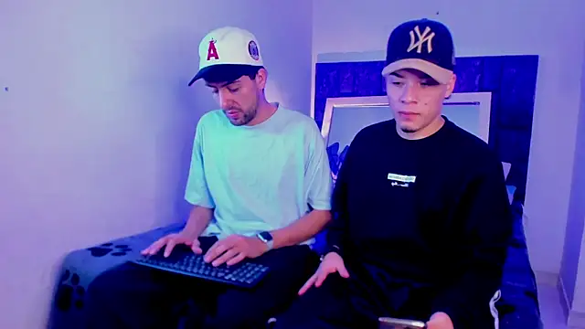 Snapshot of alex_and_christhoper chatting on March 28, 6:46 am alex and christhoper online show from March 28, 6:46 am