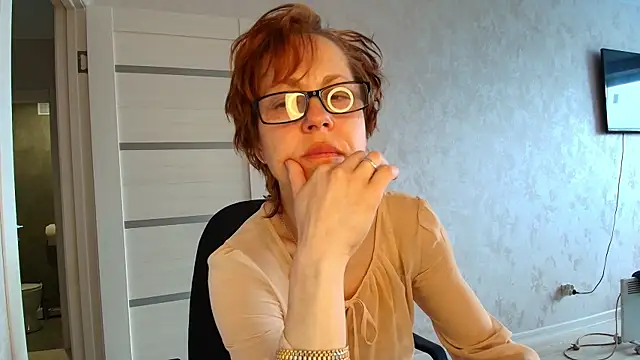 LioraWeiss online show from May 1, 1:05 pm