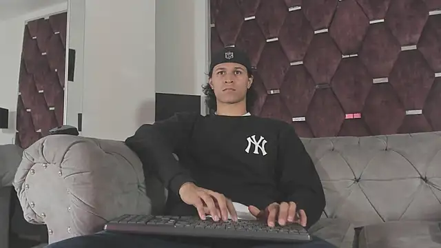 Snapshot of TonyBenedetti chatting on May 26, 8:38 pm TonyBenedetti online show from May 26, 8:38 pm