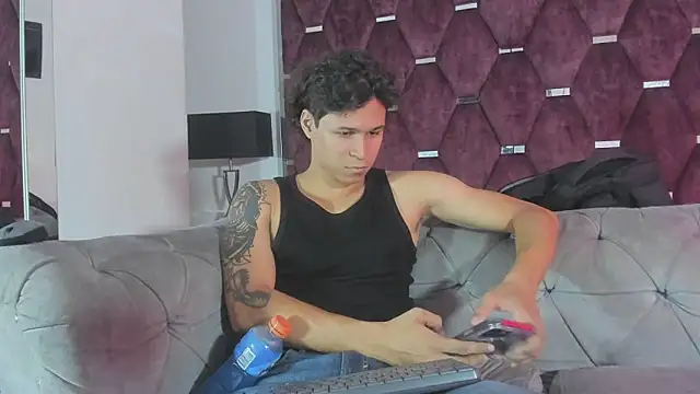 Snapshot of TonyBenedetti chatting on June 8, 8:20 pm TonyBenedetti online show from June 8, 8:20 pm