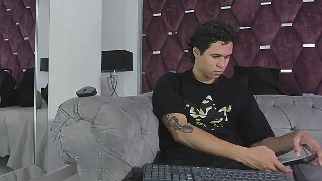 Snapshot of TonyBenedetti chatting on July 21, 8:33 pm TonyBenedetti online show from July 21, 8:33 pm
