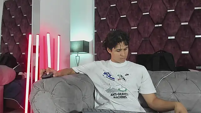 Snapshot of TonyBenedetti chatting on July 30, 9:03 pm TonyBenedetti online show from July 30, 9:03 pm