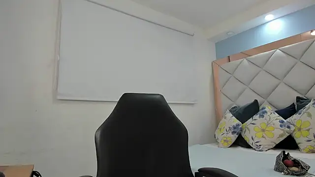 Snapshot of miaa_diamondd chatting on April 7, 10:20 pm miaa diamondd online show from April 7, 10:20 pm