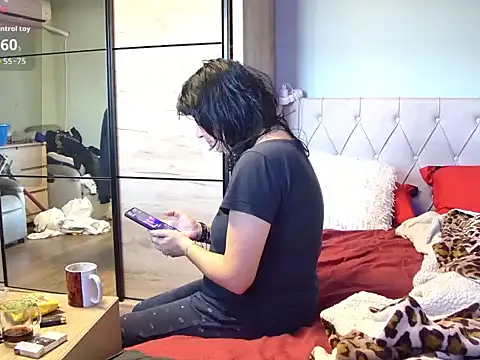 Snapshot of tess1980 chatting on February 25, 6:01 am tess1980 online show from February 25, 6:01 am