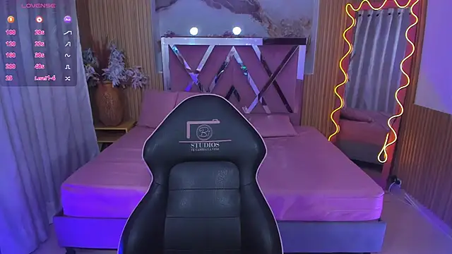LINDSAY TAY online show from June 17, 3:20 am