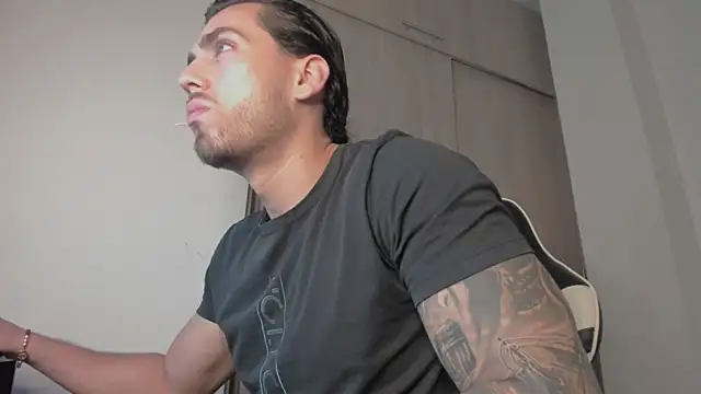 Snapshot of Axel__Blaze chatting on May 13, 1:08 pm Axel Blaze online show from May 13, 1:08 pm