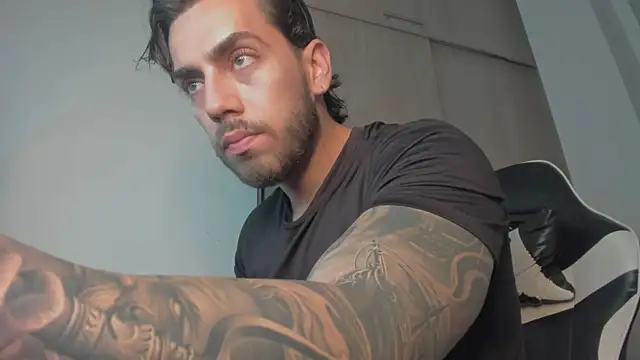 Snapshot of Axel__Blaze chatting on June 5, 1:39 pm Axel Blaze online show from June 5, 1:39 pm