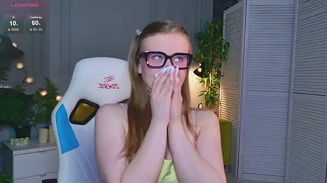 Sophie Peach  online show from April 26, 2:48 pm