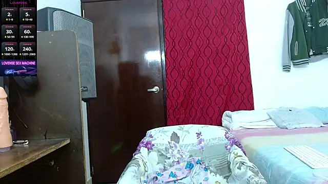 Snapshot of scarlet_johannson19 chatting on June 25, 3:06 am scarlet johannson19 online show from June 25, 3:06 am
