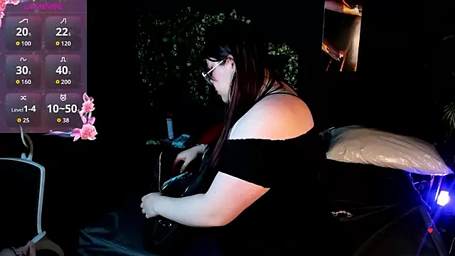 NicoleeDemara online show from March 4, 12:05 am