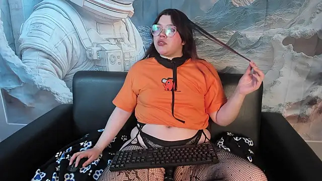 NicoleeDemara online show from March 14, 7:30 pm