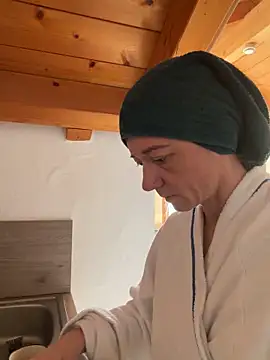 Snapshot of FitAnna chatting on March 3, 9:04 am FitAnna online show from March 3, 9:04 am