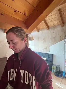 Snapshot of FitAnna chatting on March 5, 7:59 am FitAnna online show from March 5, 7:59 am