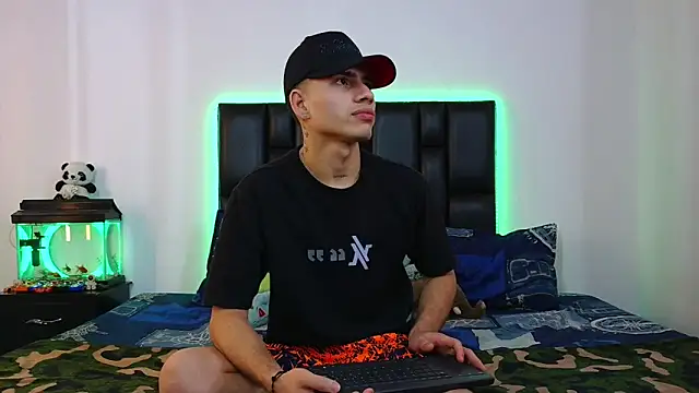 Dereek Hot online show from March 18, 10:13 pm