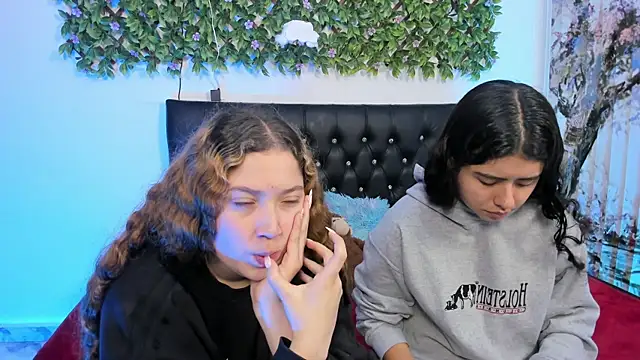 valeria and zoe online show from April 29, 2:10 pm