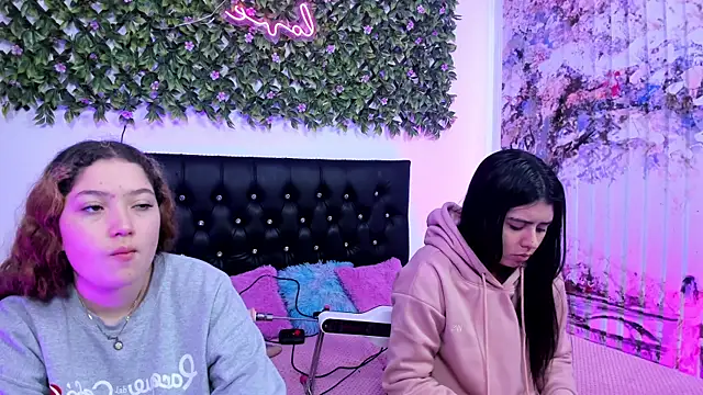 valeria and zoe online show from June 4, 2:12 pm