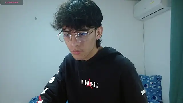 noah millerx online show from May 2, 3:33 am