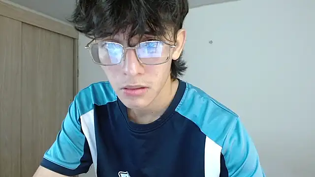 Snapshot of noah_millerx chatting on June 16, 10:12 pm noah millerx online show from June 16, 10:12 pm