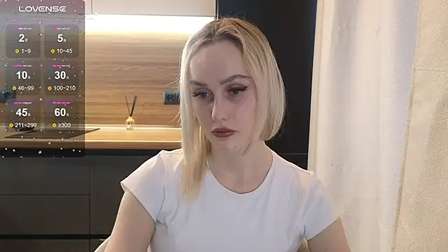 Snapshot of Bella_Villen chatting on June 18, 12:53 pm Bella Villen online show from June 18, 12:53 pm