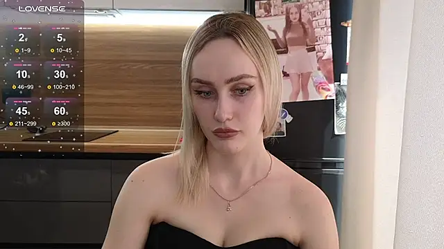 Snapshot of Bella_Villen chatting on July 10, 8:18 am Bella Villen online show from July 10, 8:18 am
