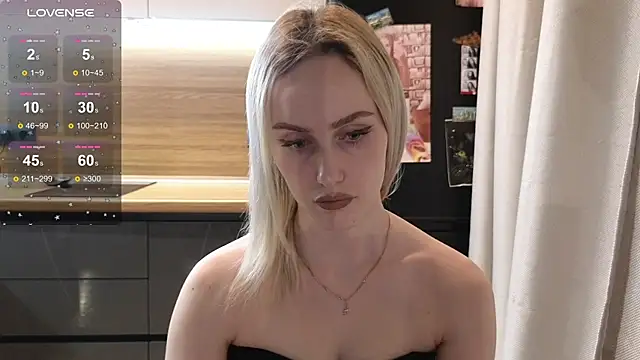 Snapshot of Bella_Villen chatting on July 18, 5:17 pm Bella Villen online show from July 18, 5:17 pm