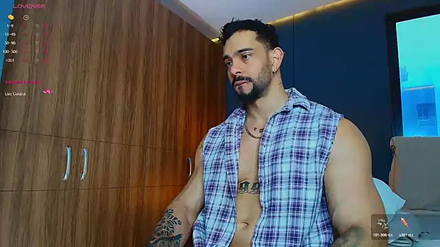 Snapshot of massimo_visconti chatting on June 8, 8:20 pm massimo visconti online show from June 8, 8:20 pm