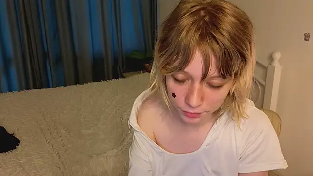 Snapshot of MollySally chatting on June 6, 7:13 am MollySally online show from June 6, 7:13 am