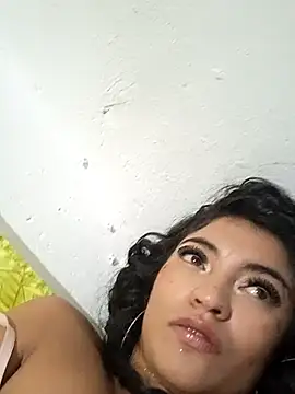 Snapshot of perla_stone11 chatting on April 2, 11:46 pm perla stone11 online show from April 2, 11:46 pm