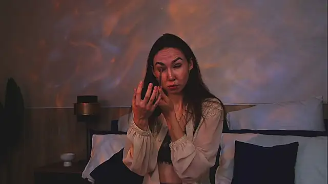 EmilyGray   online show from June 16, 6:05 am