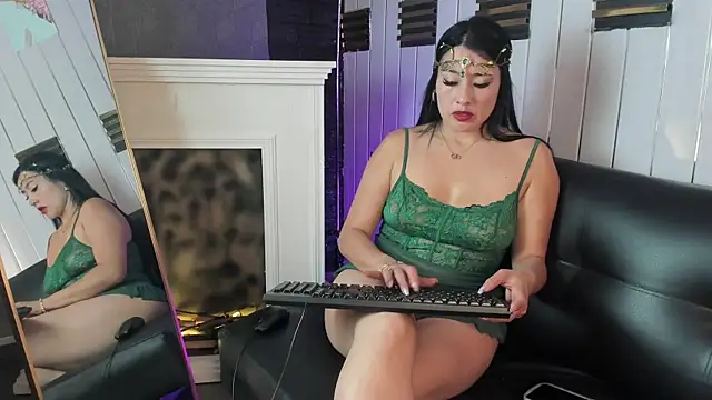 Snapshot of Terra__Rouse_ chatting on July 8, 10:53 am Terra Rouse online show from July 8, 10:53 am
