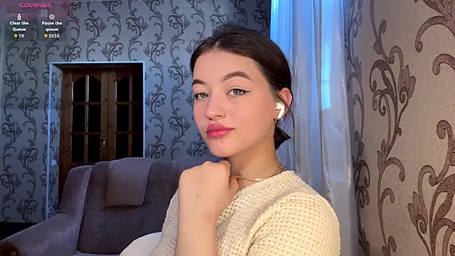 Snapshot of KarineDampy chatting on March 7, 8:33 am KarineDampy online show from March 7, 8:33 am