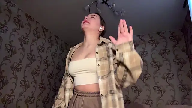 Snapshot of KarineDampy chatting on March 13, 6:20 am KarineDampy online show from March 13, 6:20 am