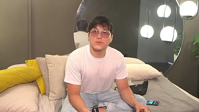 Mia and Belmonth online show from March 18, 6:44 pm