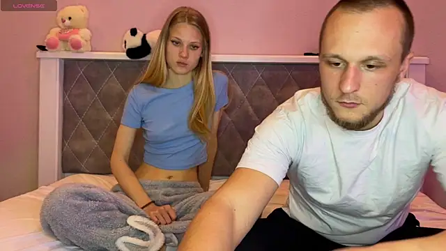 Snapshot of lion_and_kittyy chatting on April 9, 4:12 pm lion and kittyy online show from April 9, 4:12 pm