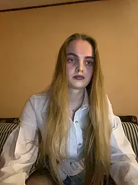 LunaVey online show from March 29, 5:02 pm