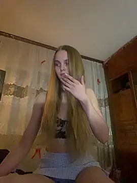 Snapshot of LunaVey chatting on April 9, 6:24 pm LunaVey online show from April 9, 6:24 pm