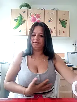 Snapshot of roxana_e43 chatting on May 2, 4:39 am roxana e43 online show from May 2, 4:39 am