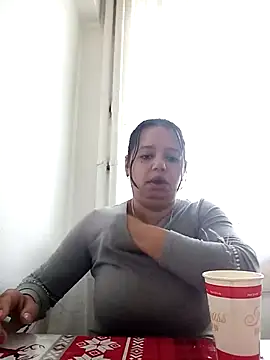 Snapshot of roxana_e43 chatting on May 6, 4:41 am roxana e43 online show from May 6, 4:41 am