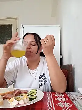Snapshot of roxana_e43 chatting on May 22, 10:32 am roxana e43 online show from May 22, 10:32 am