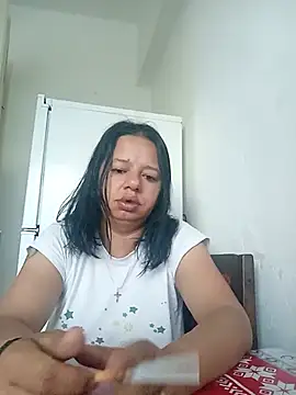 Snapshot of roxana_e43 chatting on May 29, 3:15 am roxana e43 online show from May 29, 3:15 am