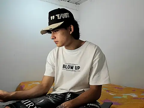 Snapshot of monky_0002 chatting on May 8, 3:39 pm monky 0002 online show from May 8, 3:39 pm
